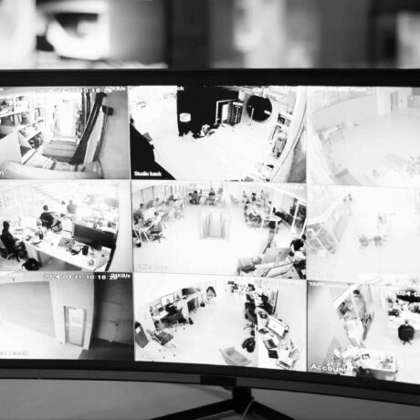 Videosorveglianza nei luoghi di lavoro: obbligo di informativa e autorizzazione preventiva